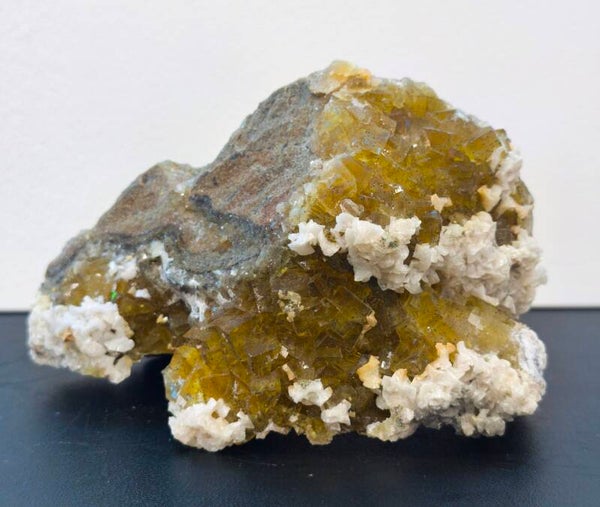 FLUORITA AMARILLA CON CALCITA 17 X 12 CM.