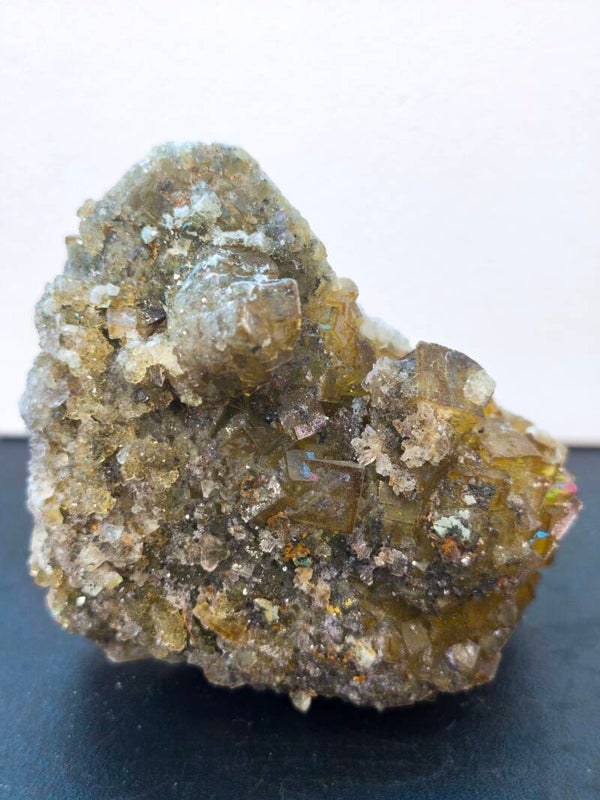 FLUORITA AMARILLA CON INCLUSION. 10 X 10