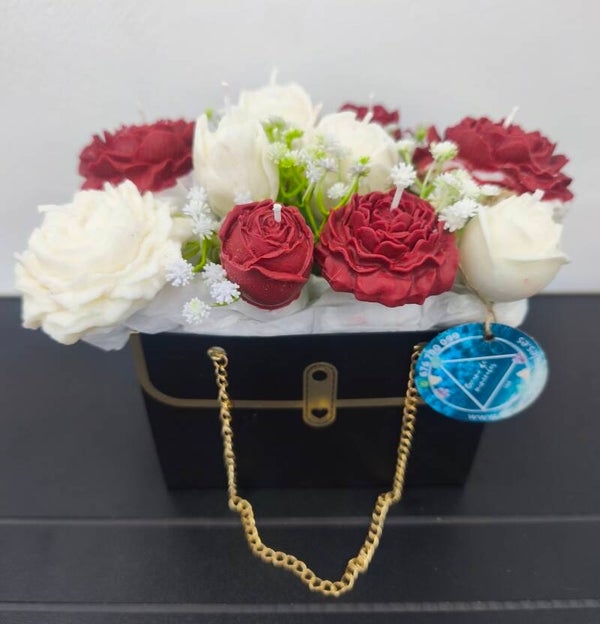 RAMO ROSAS CON BOLSO CARTON VELAS AROMATICAS ELABORACION PROPIA