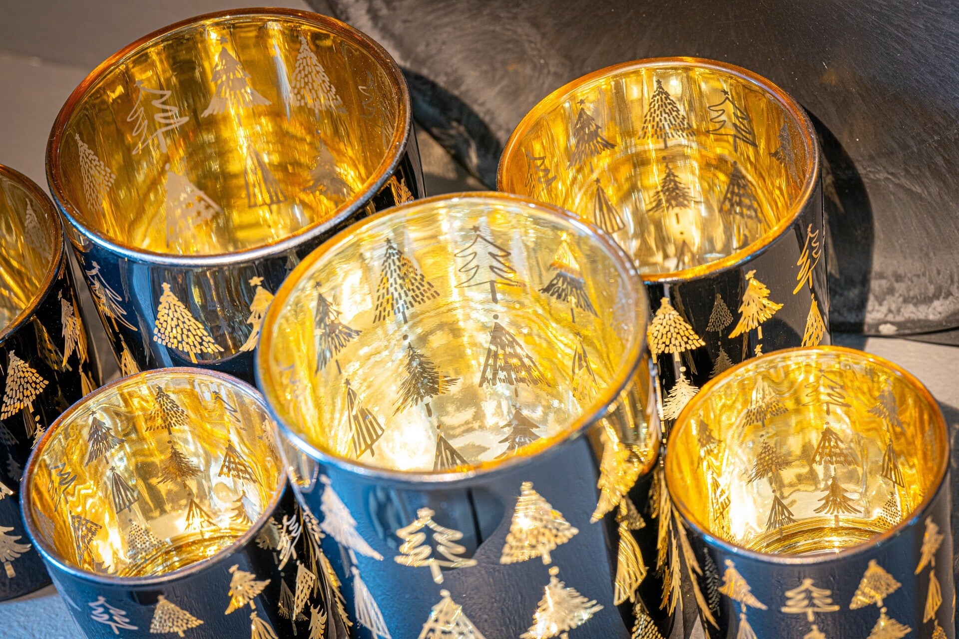 Theelichthouder kerstbomen zwart met goud Krokomingo