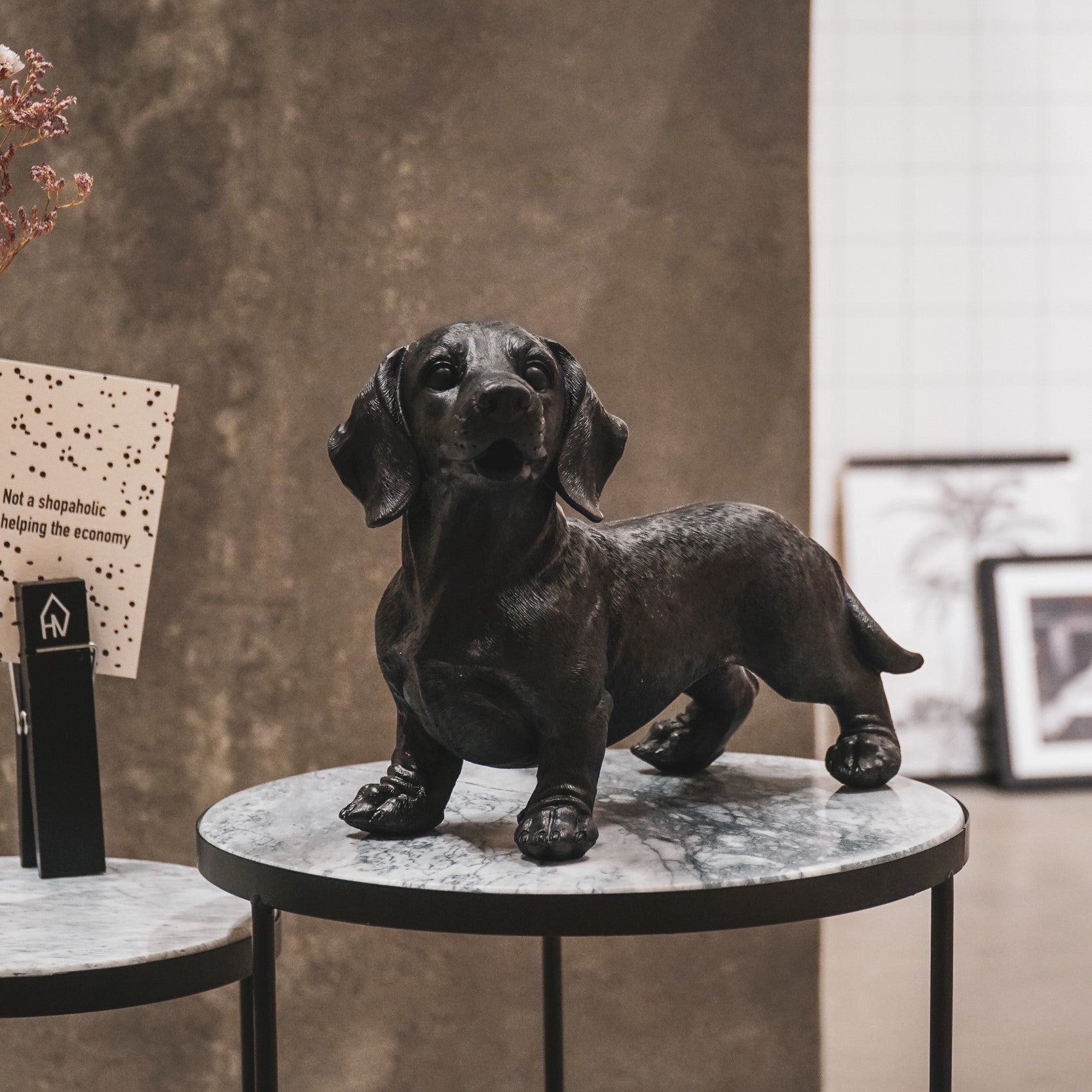 Beeld | Hond | Teckel | Zwart | Housevitamin | Polyresin | 31x14x23cm