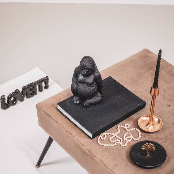 Zittende Gorilla in Zwart – Stijlvol Dierenbeeld voor Modern Interieur