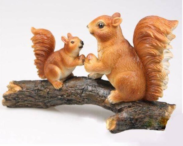 Beeld | Eekhoorn | Boomstronk | Polystone | 24x10x18cm