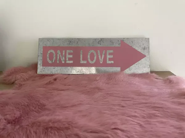 Metalen bordje 'one love' met pijl