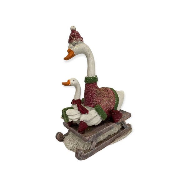 Beeld moeder de gans met kind op slee met kerst