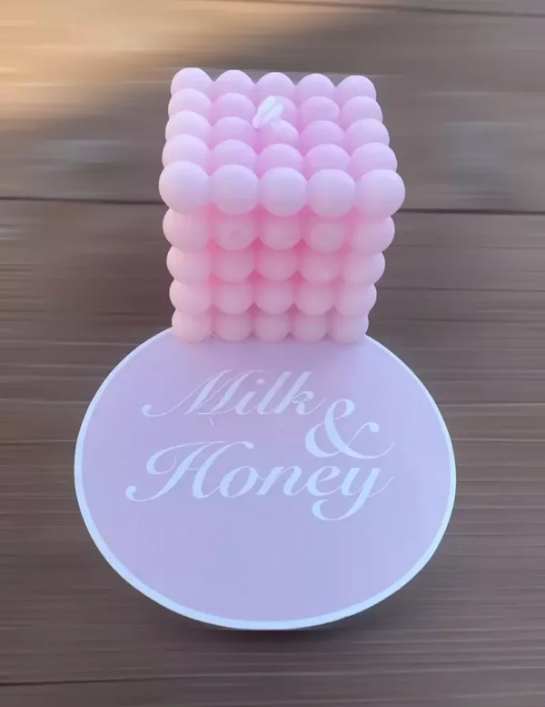 Kaars in de vorm van een geometrische kubus / bubbelkaars roze