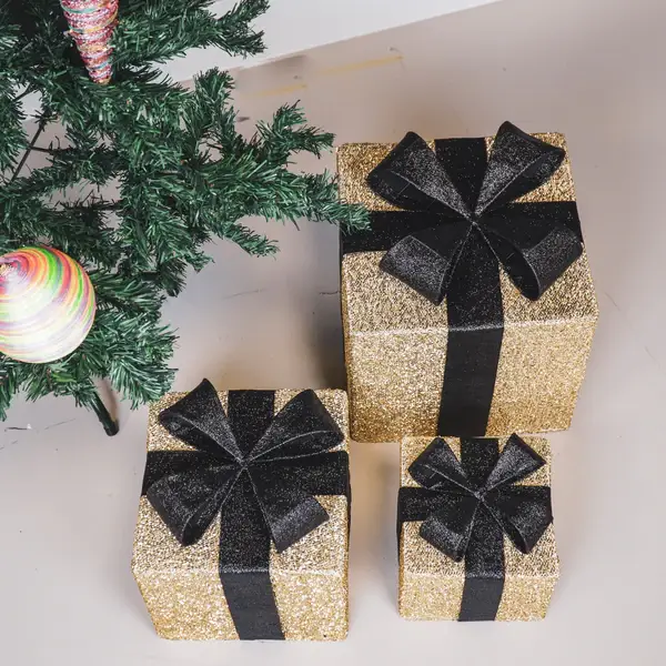 Kerstdecoratie | LED cadeaus | Goud | Zwart | Housevitamin | 15-20-25cm