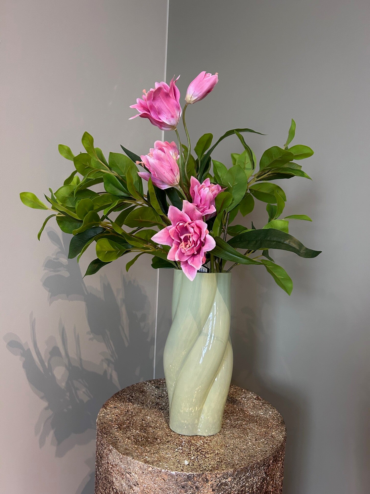 💚 Lime Groene Swirlvaas van Colmore met Zijdenboeket – Stijlvolle Woondecoratie