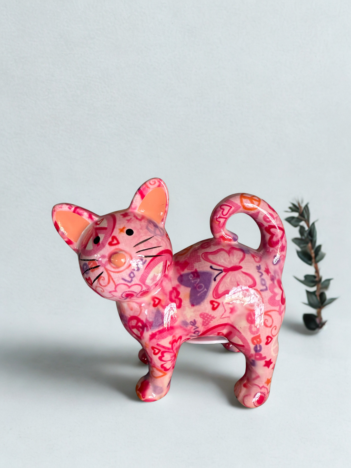 Ellie de Kat – Roze Spaarpot & Beeldje met Love & Peace Design | Pomme Pidou