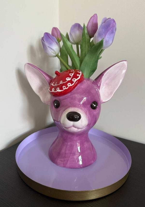 🐶 Paarse Chihuahua Vaas met Real Touch Tulpen – Speelse Woondecoratie