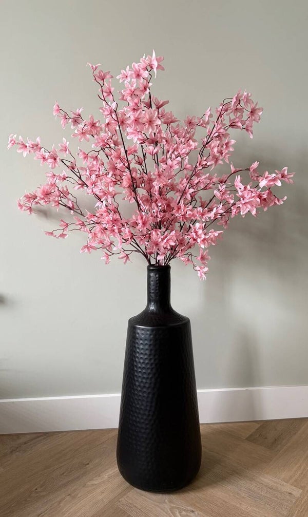 Zwarte Vloervaas met Roze Bloesemtakken – Diga Colmore – 61 cm – Complete Woondecoratie Set