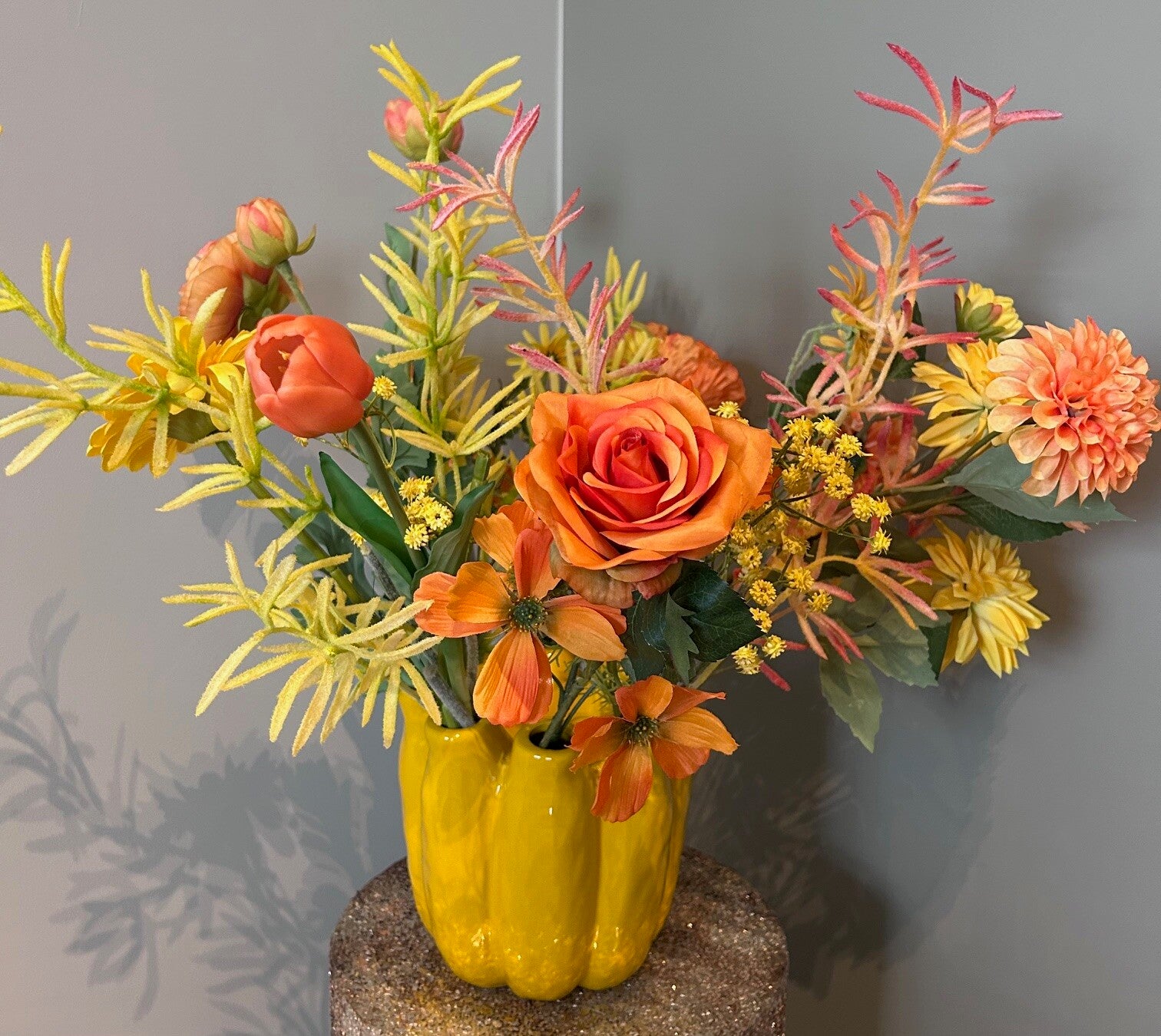 Gele Tubevaas met XL Zijdenboeket – 18 Kunstbloemen in Geel en Oranje