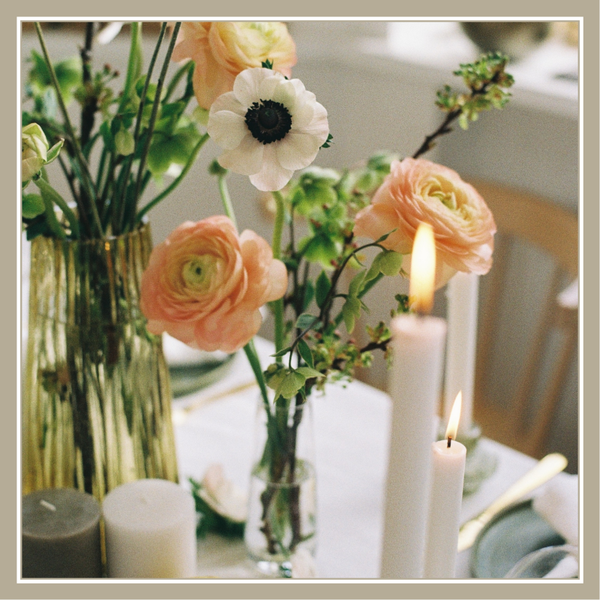 Wenskaart annemoon in ranonkels op tafel