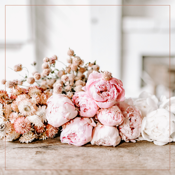 Wenskaart pioenrozen op tafel