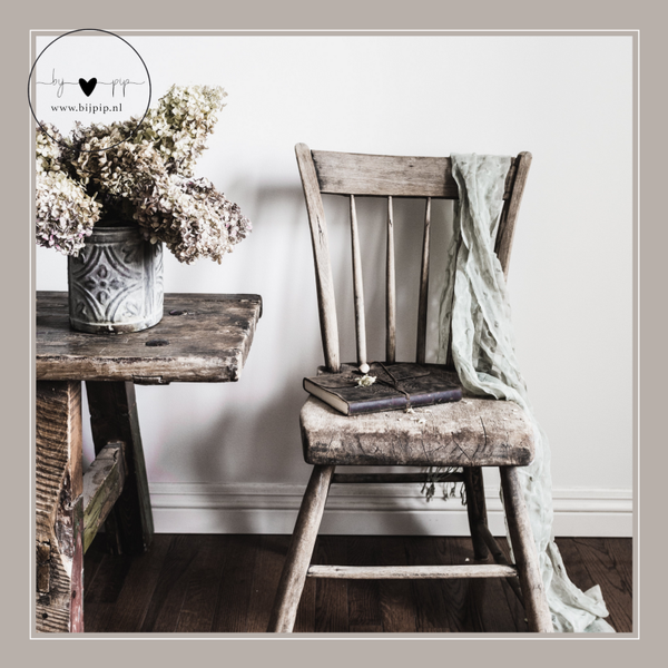 wenskaart oude stoel bij tafel