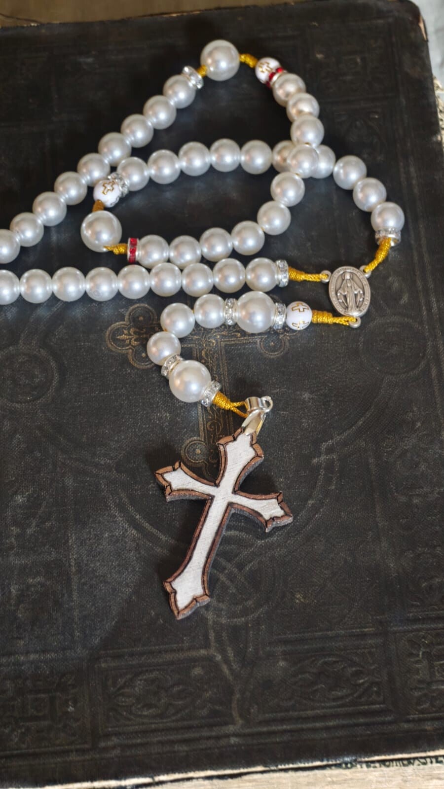 Handgeknüpfter Rosenkranz mit selbst hergestelltem Holzkreuz und weißen Perlen