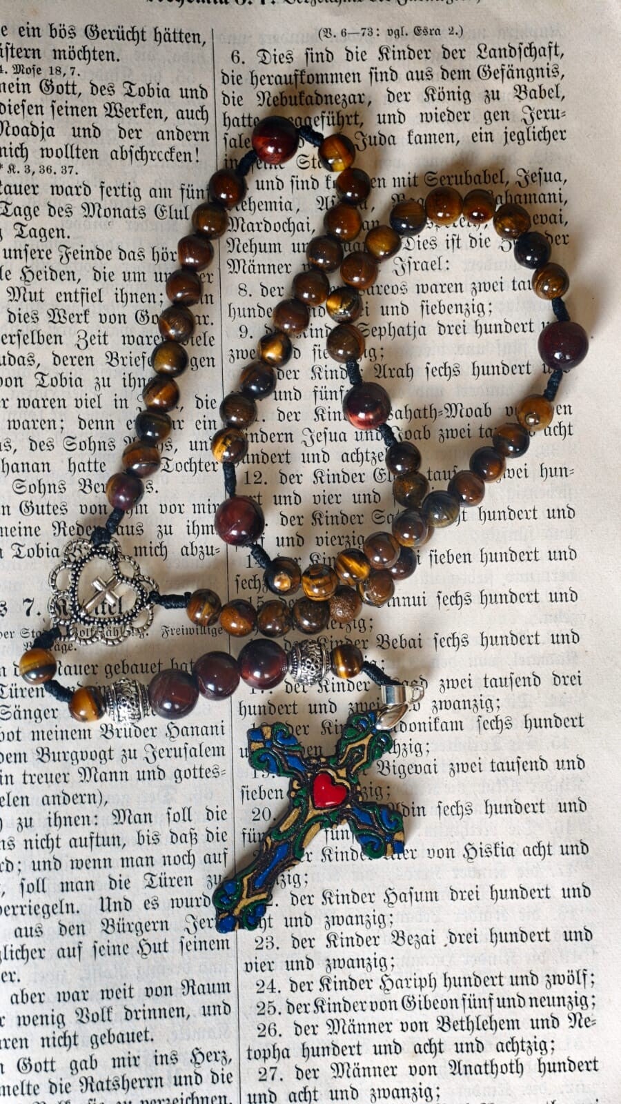 Handgeknüpfter kleiner Rosenkranz mit selbst hergestelltem und handbemaltem Holzkreuz und Perlen aus Tigerauge.