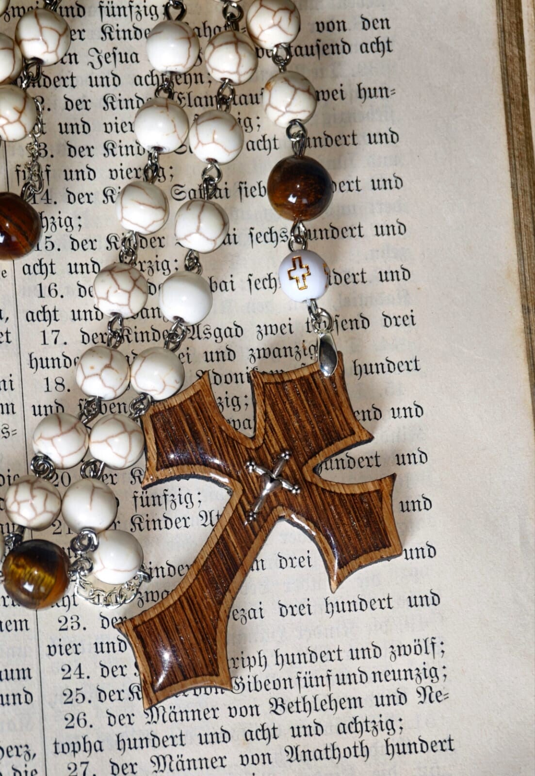 Handgeknüpfter Rosenkranz mit selbst hergestelltem Holzkreuz und weiß marmorierten Perlen
