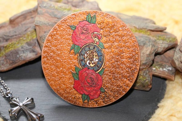 Handgefertigter Lederuntersetzer mit Uhr und Rosen als Motiv