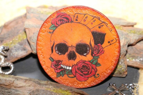 Handgefertigter Lederuntersetzer mit Totenkopf und Kartenspiel als Motiv