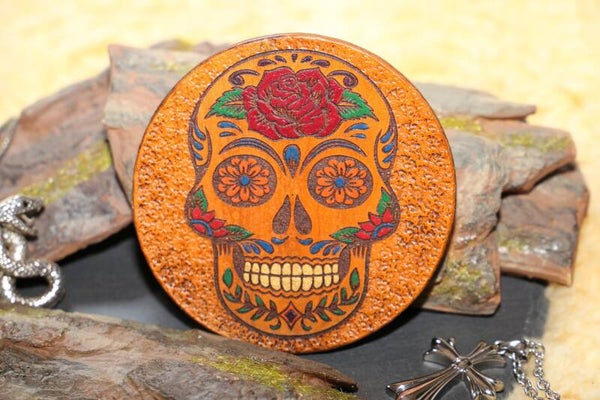 Handgefertigter Lederuntersetzer mit Totenkopf /La Catarina als Motiv