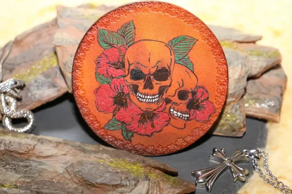 Totenkopf-Handgefertigter Lederuntersetzer mit Totenkopf  als Motiv