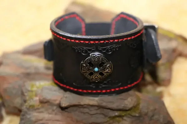 Lederarmband mit keltischem Muster und einem Concho Keltic Cross  aus Vollrindleder mit Dornschließe