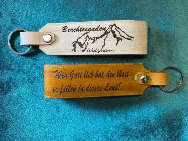 Schlüsselanhänger für Heimatverbundene aus robustem Rinderleder mit Schlüsselring und Schraubniete. Motiv: Watzmann Berchtesgaden