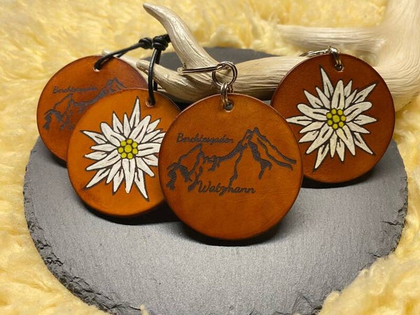 Schlüsselanhänger rund für Heimatverbundene aus robustem Rinderleder mit Schlüsselring und Lederschlaufe. Motiv: Watzmann/Edelweiss
