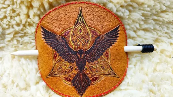 Große Haarspange mit Keltischem Muster aus vegetabil-gegerbten Rindsleder mit verschiedenen Muster zum Teil farbig von Hand bemalt.