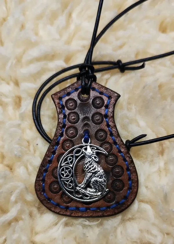 Lederhalskette mit Lederamulett und Metallsymbol