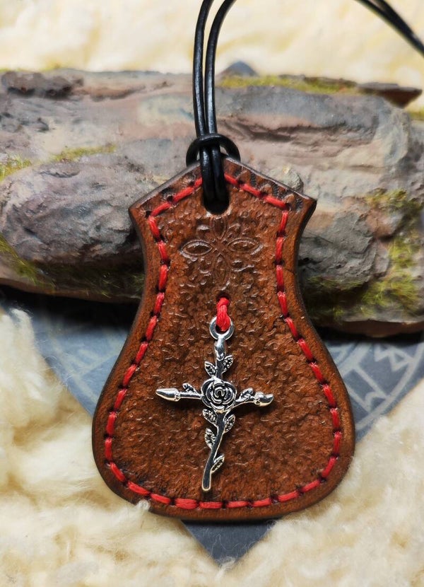 Lederhalskette mit Lederamulett und Metallsymbol