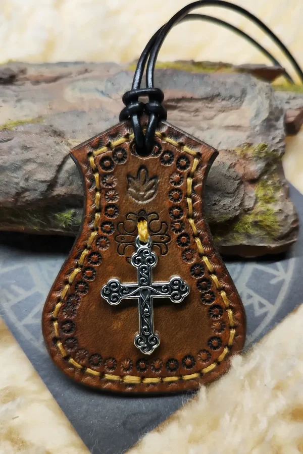 Lederhalskette mit Lederamulett und Metallsymbol
