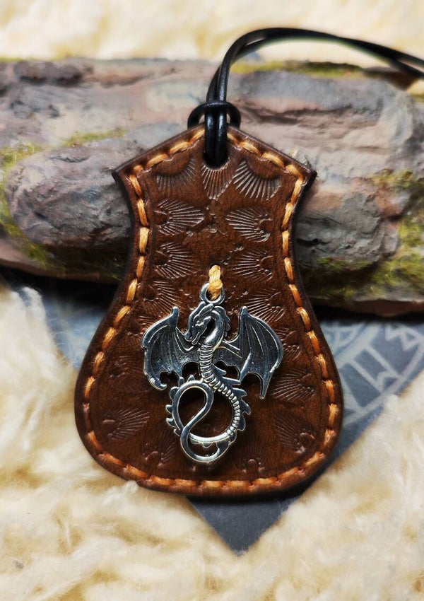 Lederhalskette mit Lederamulett und Metallsymbol