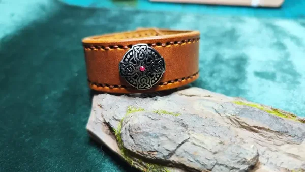 Lederarmband mit Keltischem Motiv. Concho mit Keltischem Kreuz
