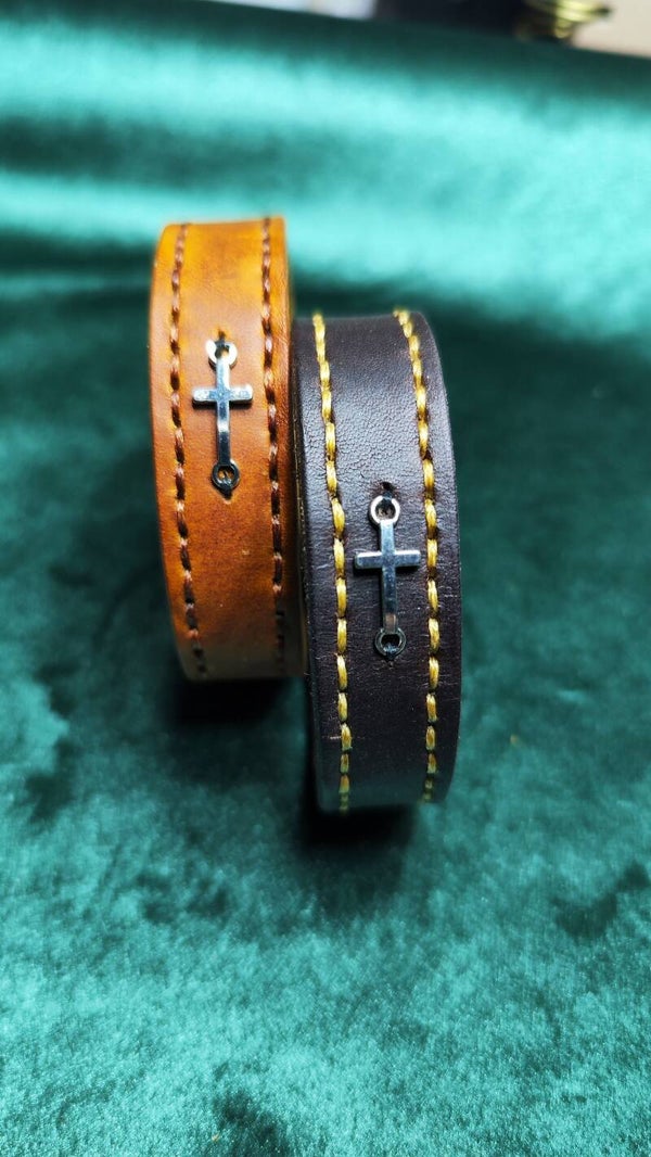 Christliches Kreuzarmband aus Leder