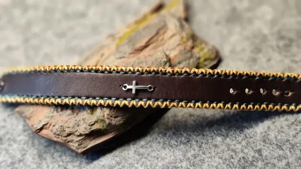 Christliches Kreuzarmband aus Leder im Trachtenstil