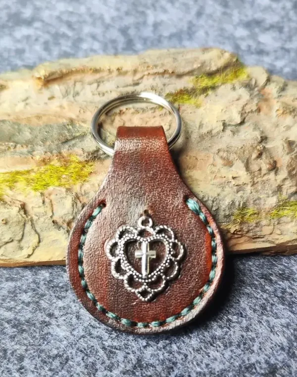 Lederschlüsselanhänger mit Schlüsselring (Motiv: Herz mit Kreuz)