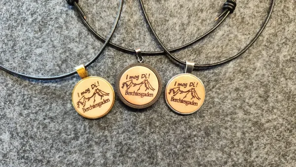 Halsband/Kette mit Fassung und gravierter Ledereinlage. Motiv Watzmann Berchtesgaden