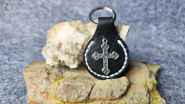 Lederschlüsselanhänger mit Schlüsselring (Motiv: Kreuz)