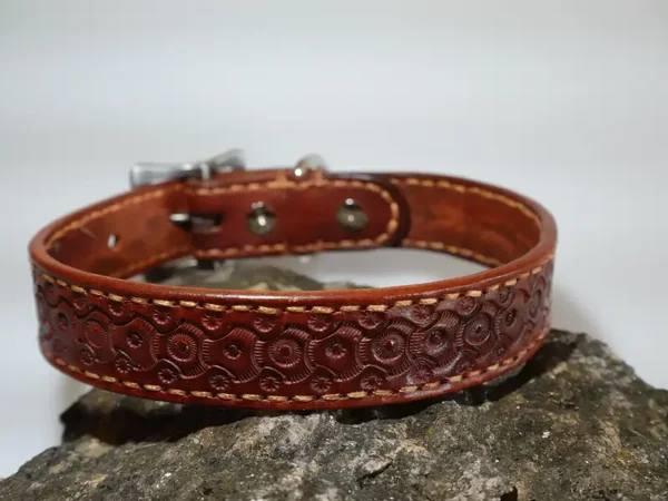 Hundehalsband/ handgefertigtes Lederhalsband mit Punzierungen im Leder