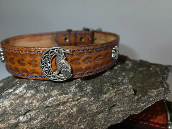 Hundehalsband handgefertigt aus Leder mit Concho Wolf und Kreuz