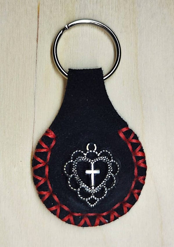 Lederschlüsselanhänger mit Schlüsselring (Motiv: Kreuz mit Herzumrahmung)