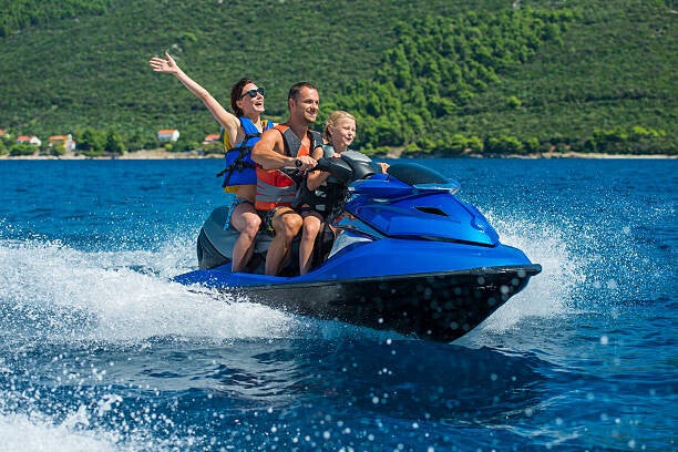 Familiie mit Jetski unterwegs