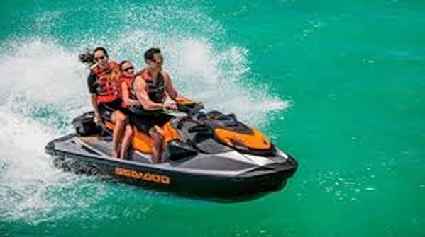 Familie auf einem Jetski