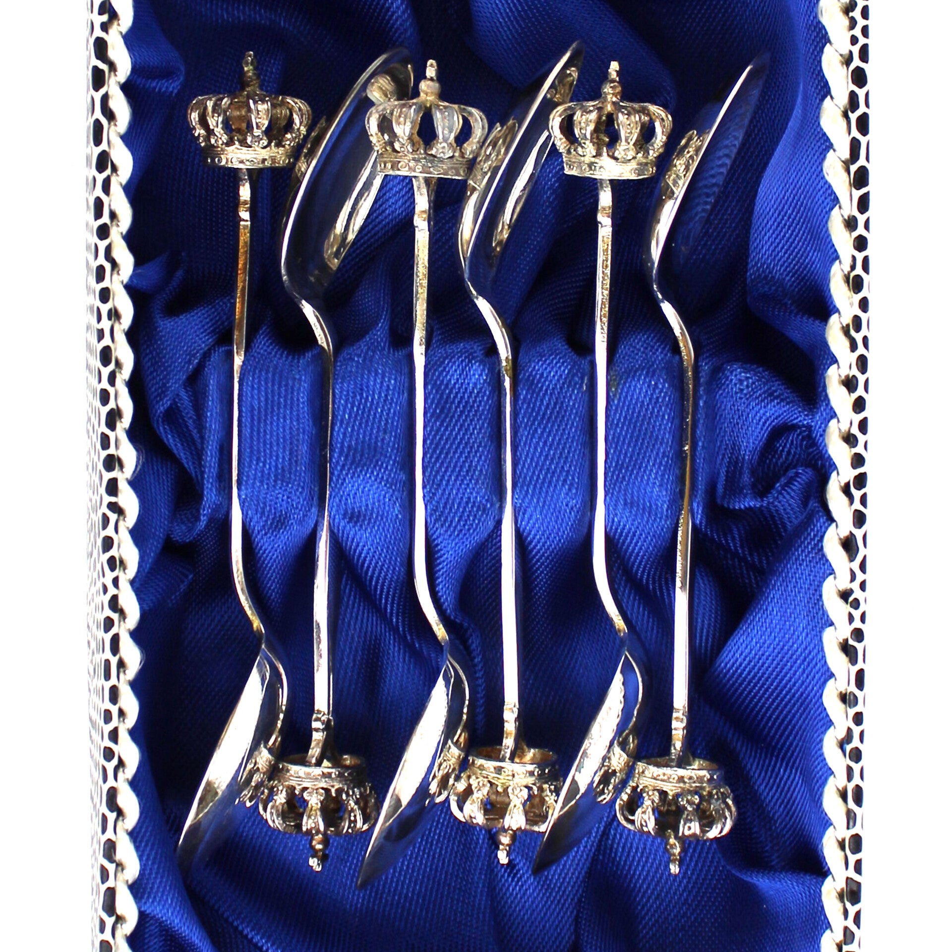 6 verzilverde  lepeltjes met een kroontje