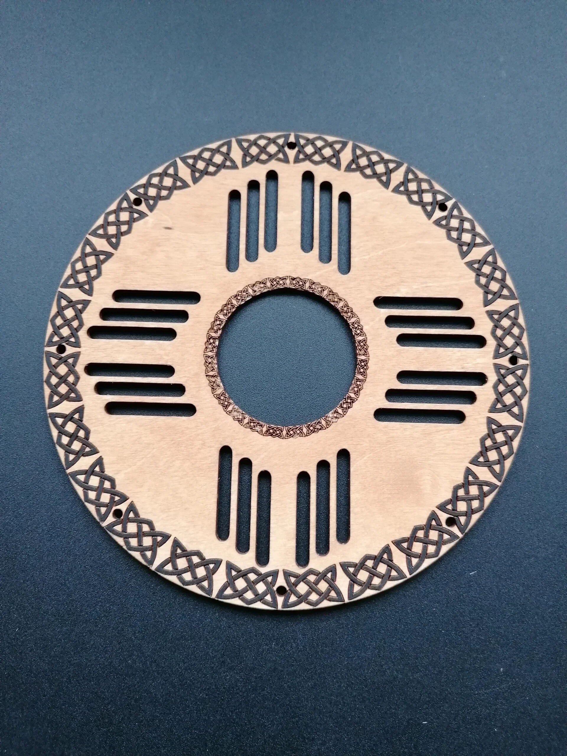 Cache résonateur pour cigar box guitar.