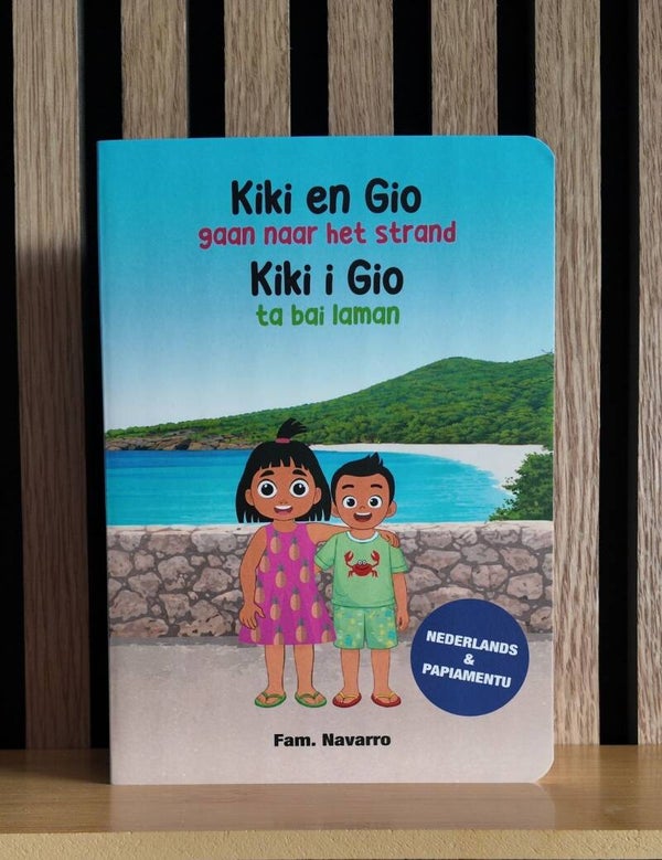 Kiki en Gio gaan naar het strand / Kiki i Gio ta bai laman