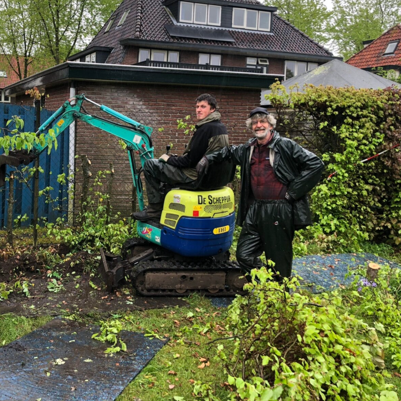 Aanleg natuurlijke tuin, Tuinaanleg, Graafwerk met de Scheppurs