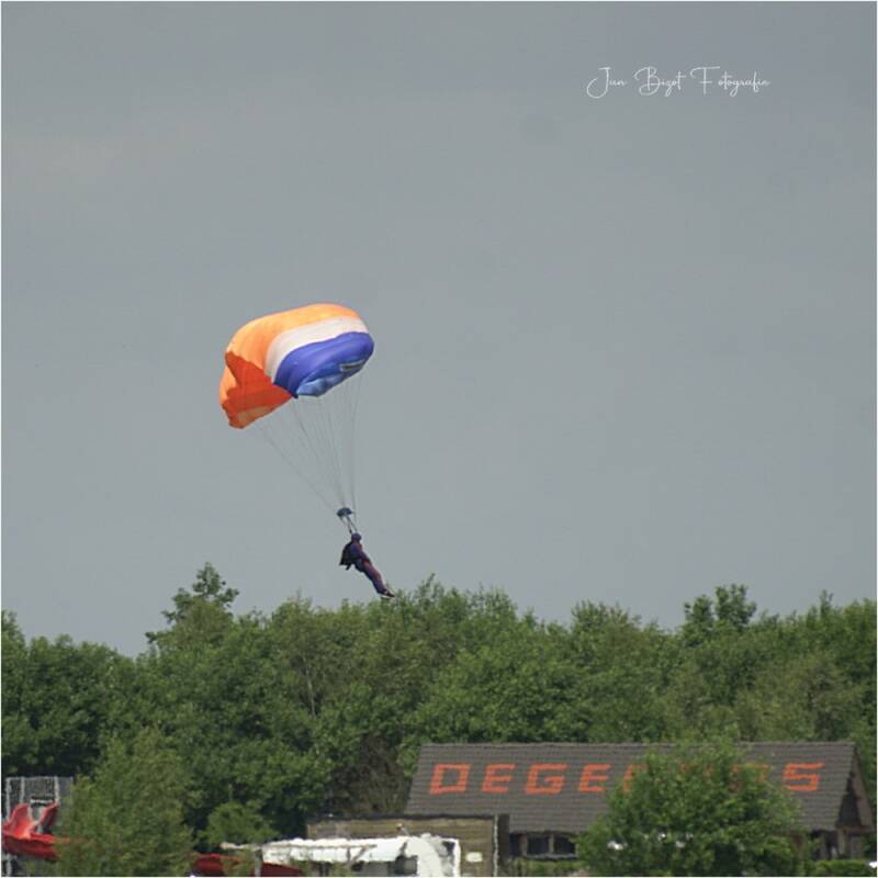 parachutist11-6-2025-5-standard.jpg